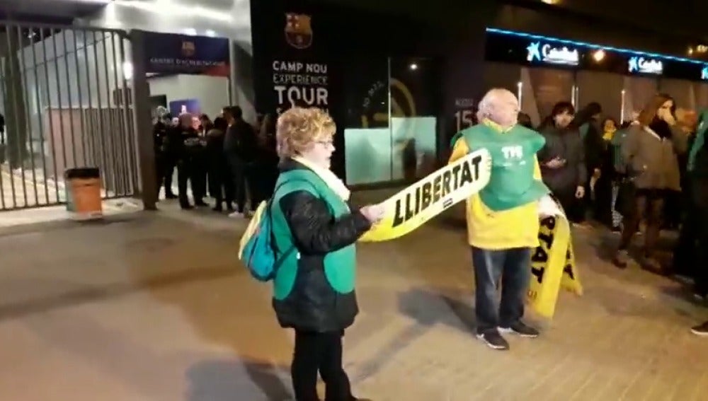 ANC y Òmnium reparten cartulinas por la liberación de los presos en el exterior del Camp Nou