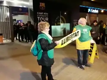 ANC y Òmnium reparten cartulinas por la liberación de los presos en el exterior del Camp Nou ANC y Òmnium reparten cartulinas por la liberación de los presos en el exterior del Camp Nou