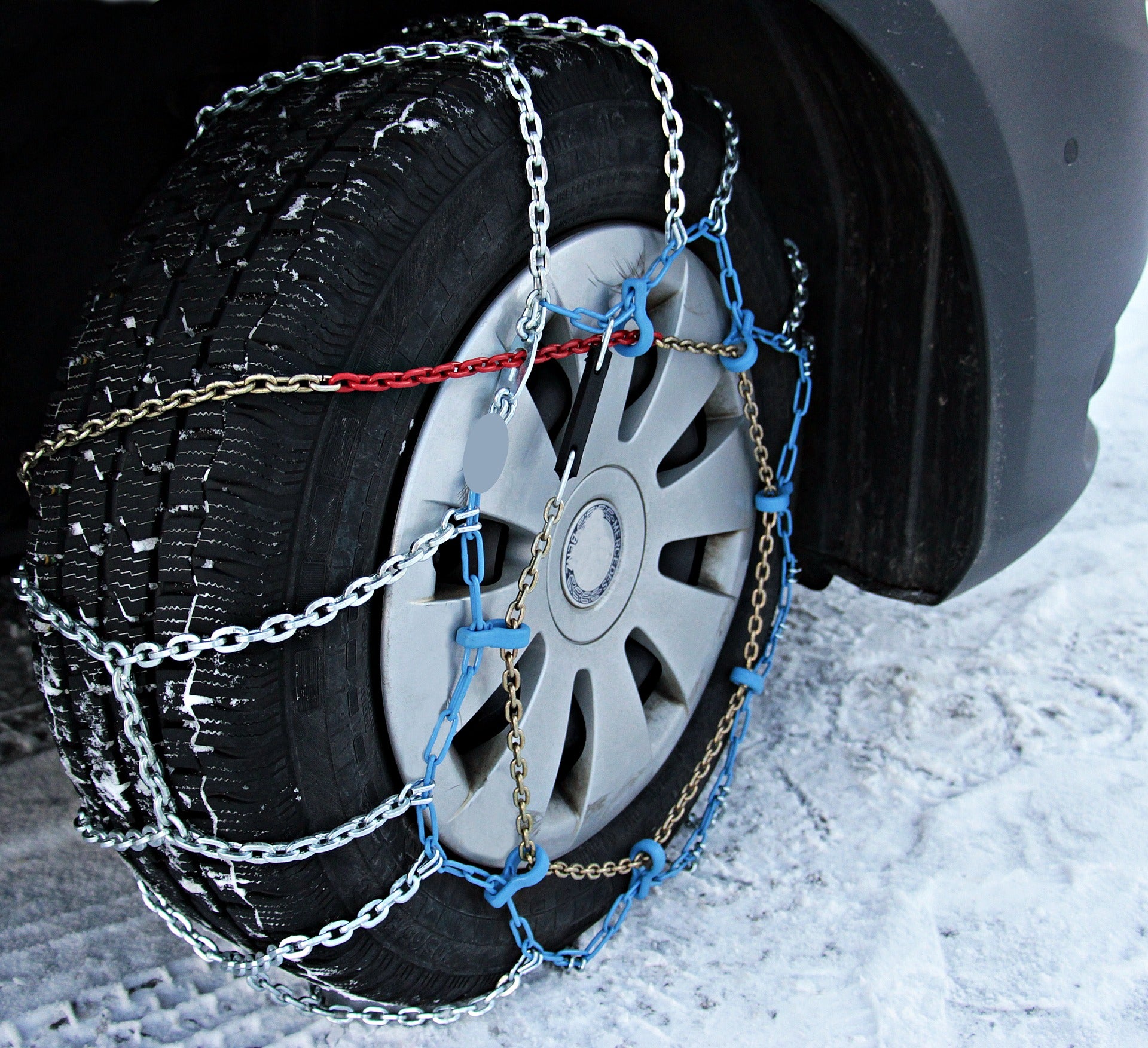 Tipos de cadenas para la nieve y cómo colocarlas en ruedas del coche paso a paso