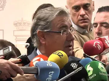 Zoido defiende el "gran trabajo" de la DGT durante la nevada y dice que Gregorio Serrano "ha dado explicaciones" Zoido defiende el "gran trabajo" de la DGT durante la nevada y dice que Gregorio Serrano "ha dado explicaciones"