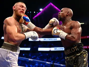 McGregor y Mayweather pelean sobre el ring McGregor y Mayweather pelean sobre el ring