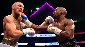 McGregor y Mayweather pelean sobre el ring