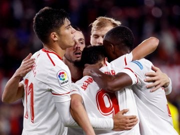 Los jugadores del Sevilla celebran un gol ante el Cádiz