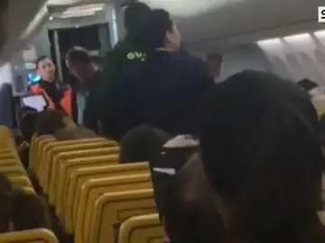 Aterriza de emergencia en Santander un vuelo que hacía la ruta Dublín-Alicante ante la actitud agresiva de una pareja en estado de embriaguez Aterriza de emergencia en Santander un vuelo que hacía la ruta Dublín-Alicante ante la actitud agresiva de una pareja en estado de embriaguez