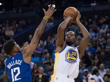 Kevin Durant lanza a canasta ante la defensa de Wallace Kevin Durant lanza a canasta ante la defensa de Wallace