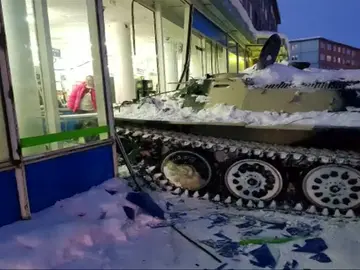 Alunizaje en un supermercado a bordo de un tanque Alunizaje en un supermercado a bordo de un tanque