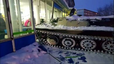 Alunizaje en un supermercado a bordo de un tanque