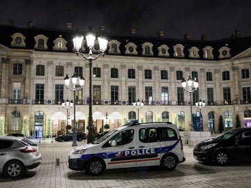 Coches policiales en el hotel Ritz en París