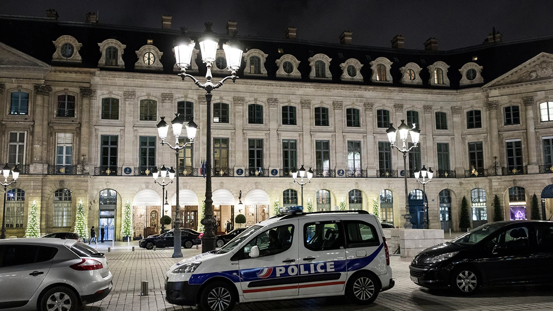Coches policiales en el hotel Ritz en París Coches policiales en el hotel Ritz en París