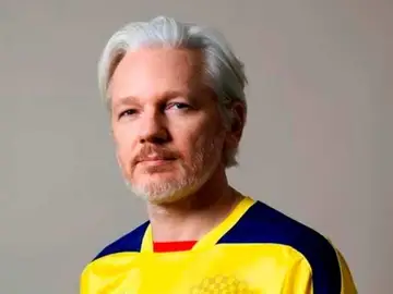 Assange con la camiseta de la selección ecuatoriana Assange con la camiseta de la selección ecuatoriana