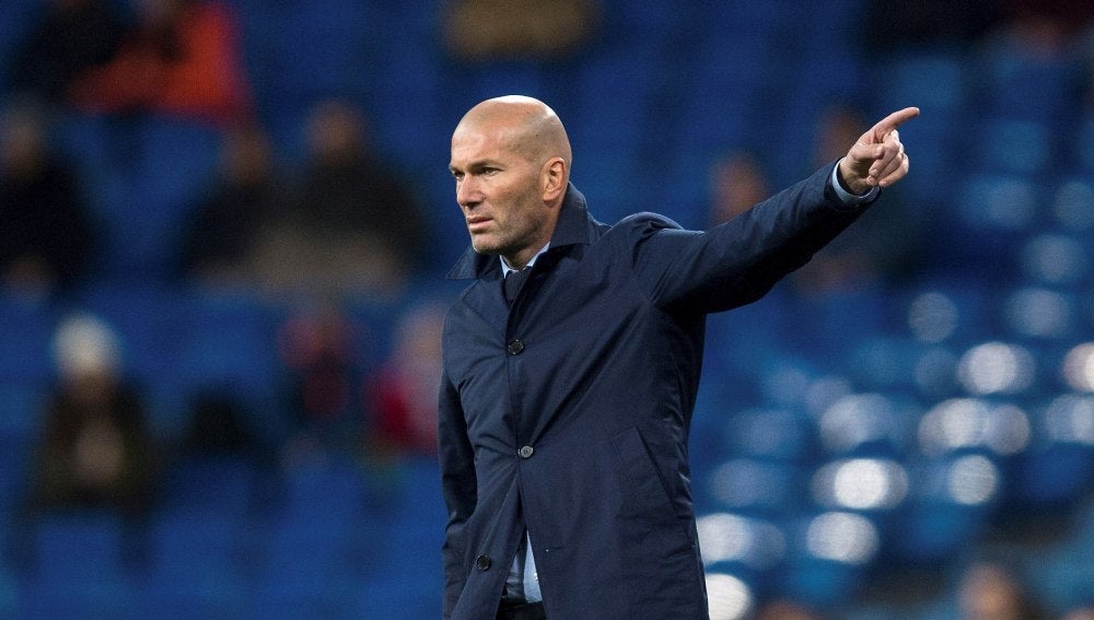 Zidane da instrucciones a sus jugadores en el Bernabéu