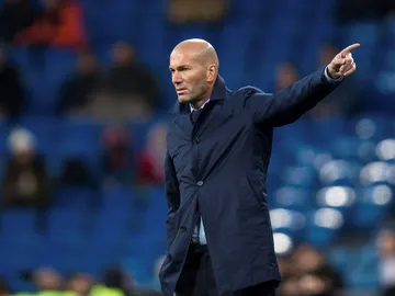 Zidane da instrucciones a sus jugadores en el Bernabéu Zidane da instrucciones a sus jugadores en el Bernabéu