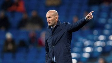 Zidane da instrucciones a sus jugadores en el Bernabéu