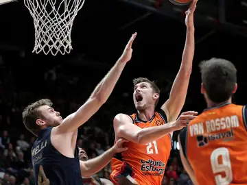 Tibor Pleiss lanza a canasta Tibor Pleiss lanza a canasta