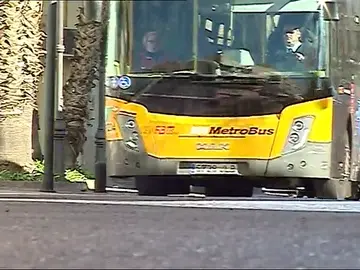 Una mujer de 63 años ha sobrevivido tras ser arrastrada bajo un autobús durante 1 kilómetr Una mujer de 63 años ha sobrevivido tras ser arrastrada bajo un autobús durante 1 kilómetr