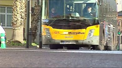 Una mujer de 63 años ha sobrevivido tras ser arrastrada bajo un autobús durante 1 kilómetro