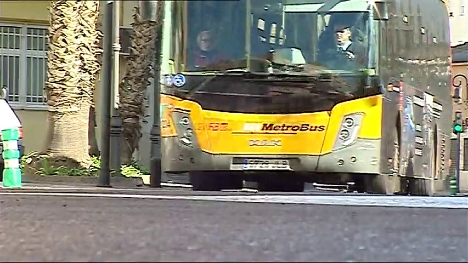 Una mujer de 63 años ha sobrevivido tras ser arrastrada bajo un autobús durante 1 kilómetro