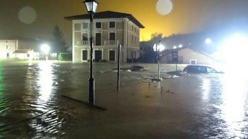 Coches cubiertos de agua