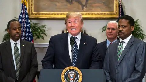 El presidente estadounidense, Donald Trump, pronuncia un discurso junto al presidente del Centro Martin Luther King Jr., Isaac Newton Farris Jr y al secretario de Vivienda y Desarrollo Urbano, Ben Carson El presidente estadounidense, Donald J. Trump, pronuncia un discurso junto al presidente del Centro Martin Luther King Jr., Isaac Newton Farris Jr y al secretario de Vivienda y Desarrollo Urbano, Ben Carson