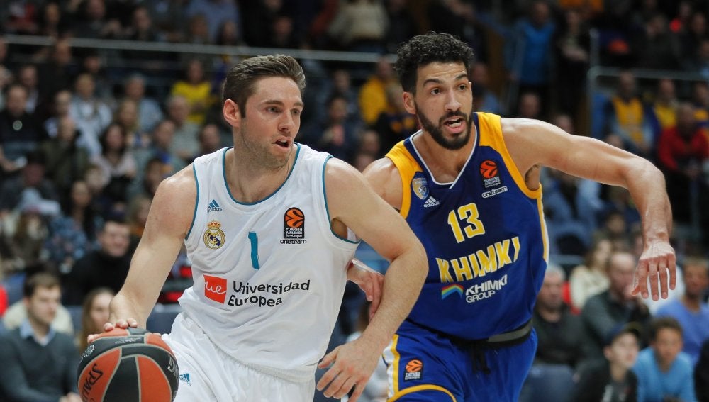 Anthony Gill defiende al escolta francés Fabien Causeur