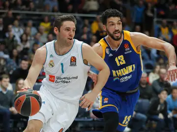 Anthony Gill defiende al escolta francés Fabien Causeur Anthony Gill defiende al escolta francés Fabien Causeur