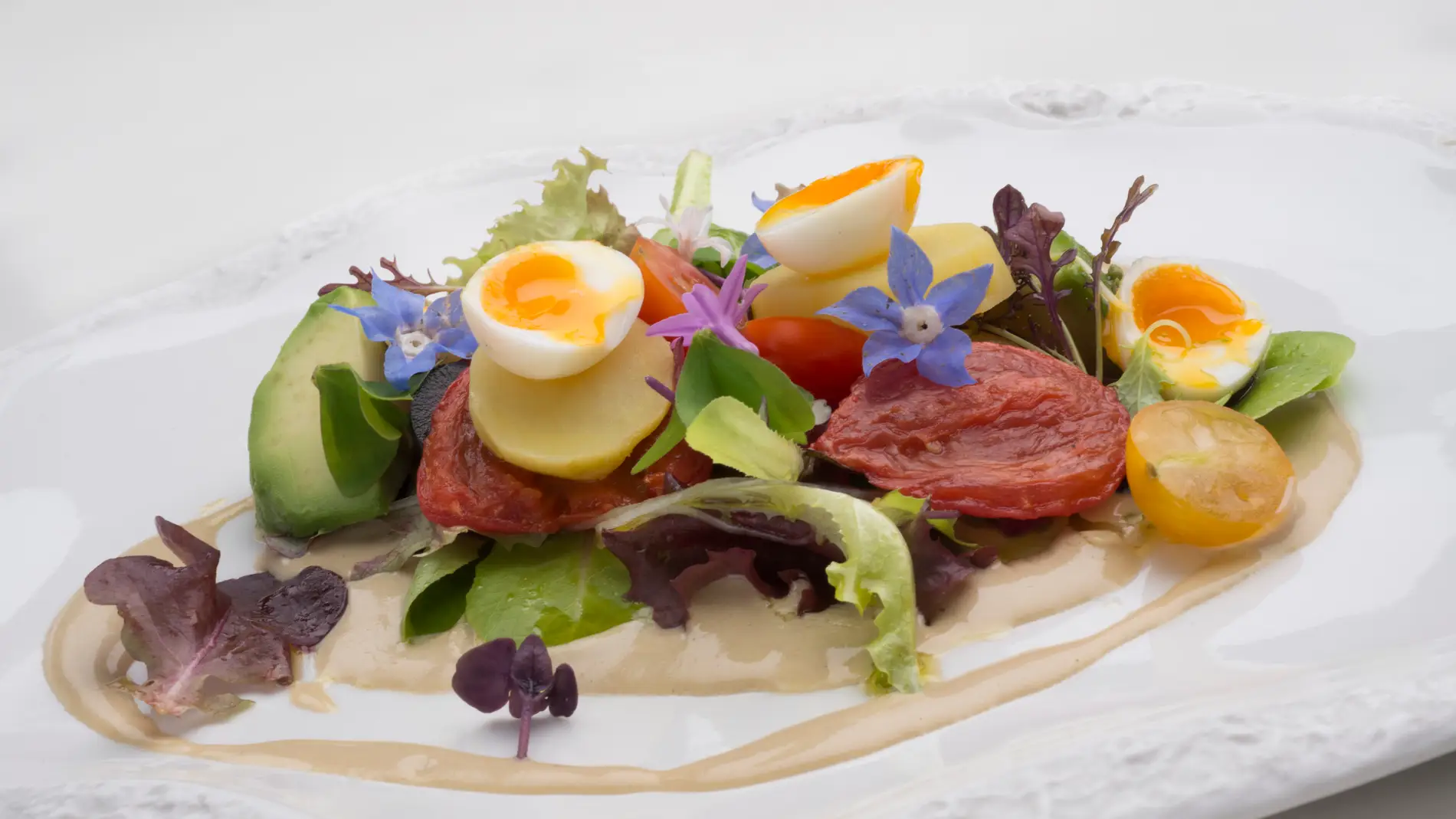 Ensalada de Crema de sardinillas con aguacate, patata y tomates cherrys