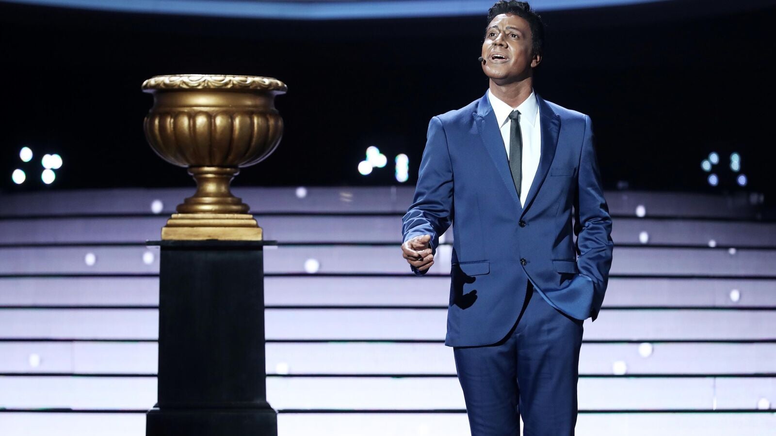 Miquel Fernández llega a nuestros corazones con ‘When I fall in love’ como Nat King Cole