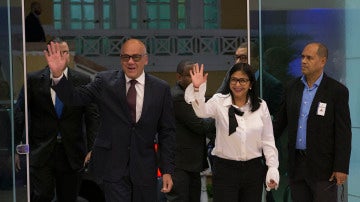 Llegada de Delcy Rodríguez y Jorge Rodríguez a la sede dominicana