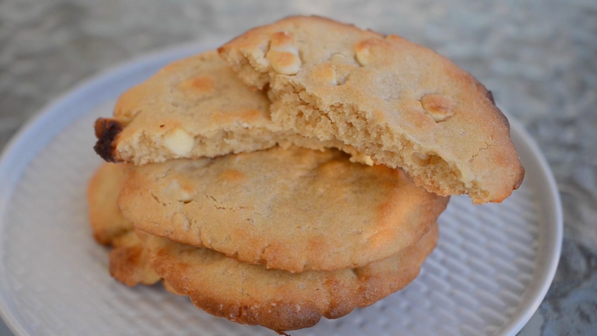Galletones de nueces de macadamia y chocolate blanco.