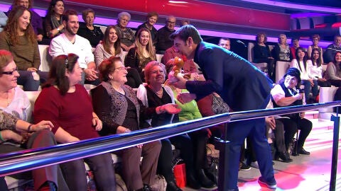 El saludo más 'punky' de Arturo Valls y una persona del público