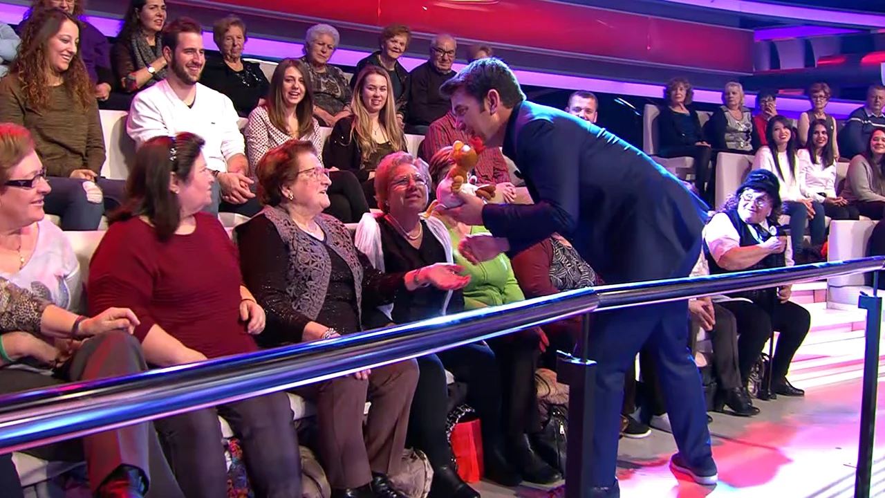 El saludo más 'punky' de Arturo Valls y una persona del público El saludo más 'punky' de Arturo Valls y una persona del público