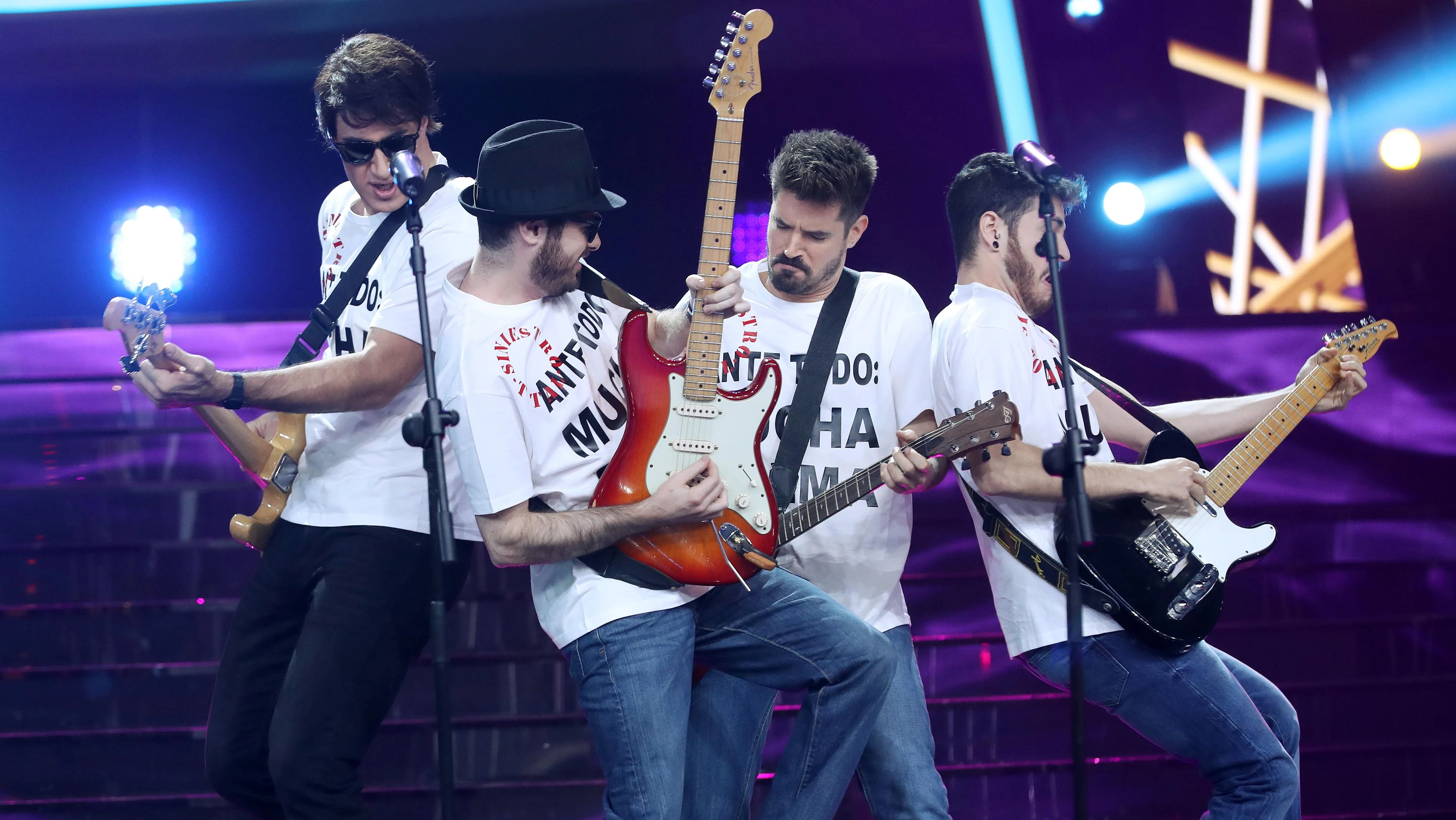 David Amor regresa a sus raíces en la piel de Siniestro Total con el tema ‘Bailaré sobre tu tumba’ David Amor regresa a sus raíces en la piel de Siniestro Total con el tema ‘Bailaré sobre tu tumba’