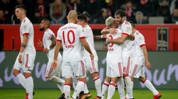 Javi Martínez celebra su gol ante el Leverkusen