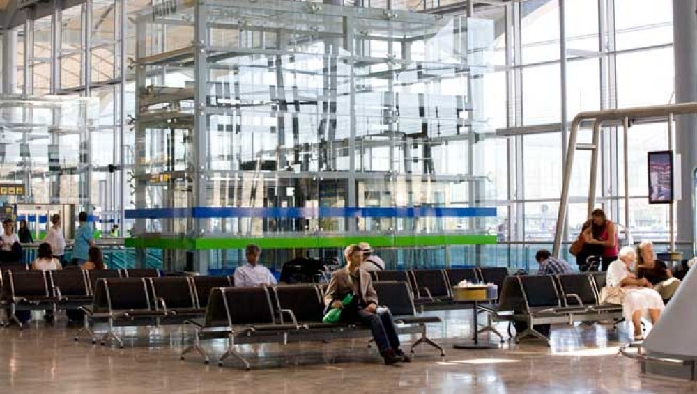 Pasajeros en el Aeropuerto Alicante-Elche