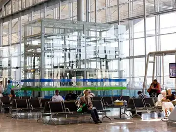 Pasajeros en el Aeropuerto Alicante-Elche Pasajeros en el Aeropuerto Alicante-Elche