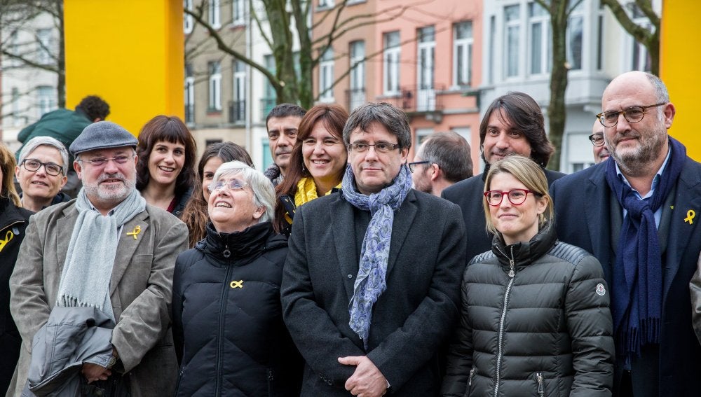 El expresidente catalán Carles Puigdemont posa para una foto de familia con una delegación formada por el grupo parlamentario de JxCat de 25 diputados, en Bruselas