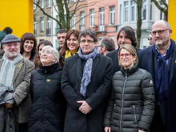 El expresidente catalán Carles Puigdemont posa para una foto de familia con una delegación formada por el grupo parlamentario de JxCat de 25 diputados, en Bruselas El expresidente catalán Carles Puigdemont posa para una foto de familia con una delegación formada por el grupo parlamentario de JxCat de 25 diputados, en Bruselas
