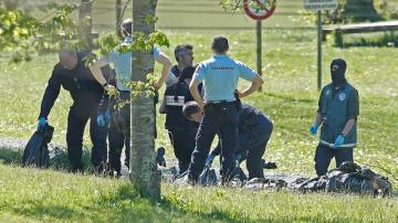 La policía francesa observa las armas encontradas en un zulo