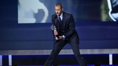 Así fue el divertido momento de Alexander Skarsgård sobre el escenario de los Critics' Choice Awards