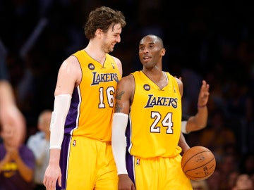 Pau Gasol y Kobe Bryant, durante un partido con los Lakers