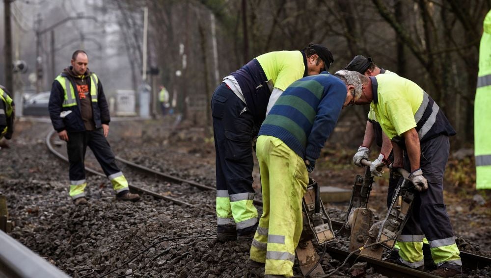 Vecinos y trabajadores de la localidad vizcaína de Muxika limpian los destrozos