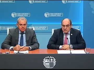 El consejero vasco de sanidad compara las esperas para ser atendido por gripe con las colas en tiendas y cafeterías en Navidad El consejero vasco de sanidad compara las esperas para ser atendido por gripe con las colas en tiendas y cafeterías en Navidad