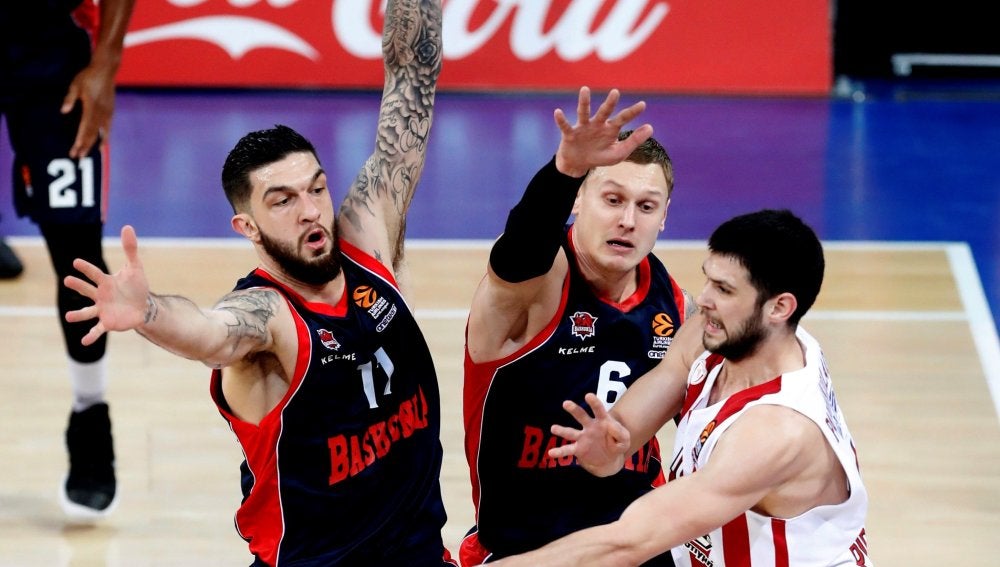 El alero del Olympiacos Kostas Papanikolau, cerrado por la defensa del Baskonia