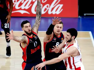 El alero del Olympiacos Kostas Papanikolau, cerrado por la defensa del Baskonia El alero del Olympiacos Kostas Papanikolau, cerrado por la defensa del Baskonia