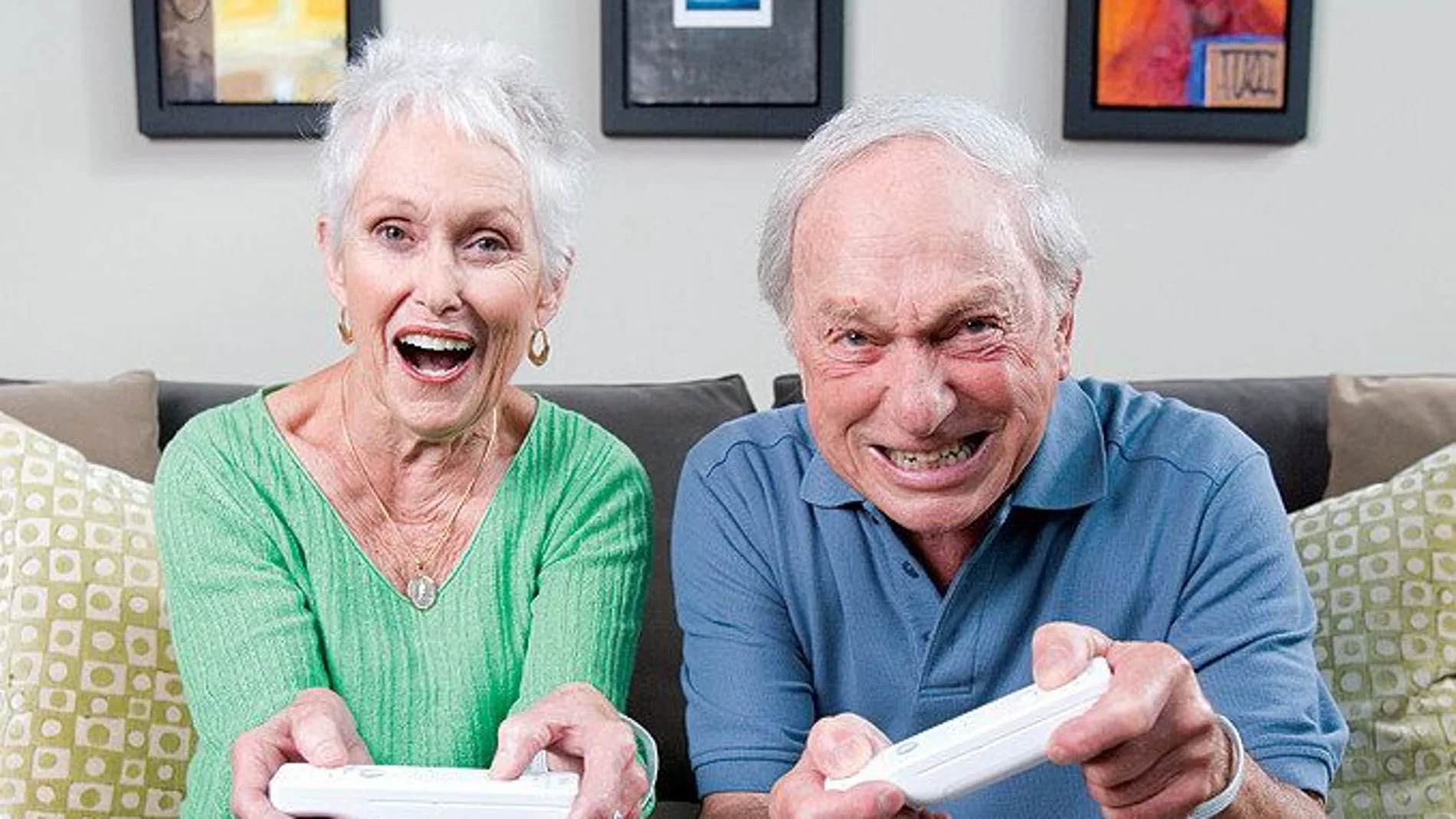 Abuelos jugando a la videoconsola