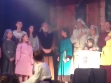 Adoración de una urna del 1-O en una función teatral Adoración de una urna del 1-O en una función teatral