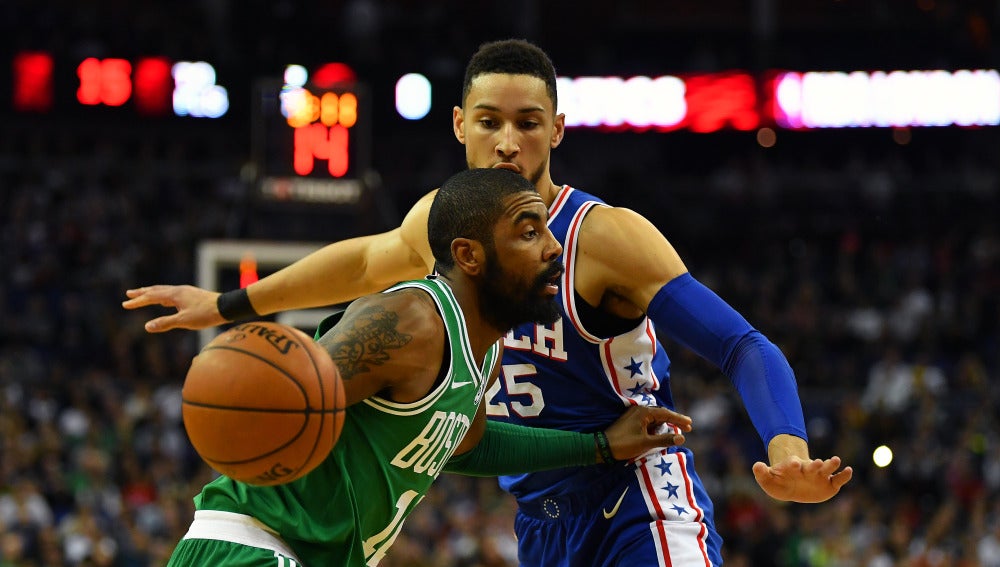 Irving intenta entrar a canasta ante la defensa de Ben Simmons