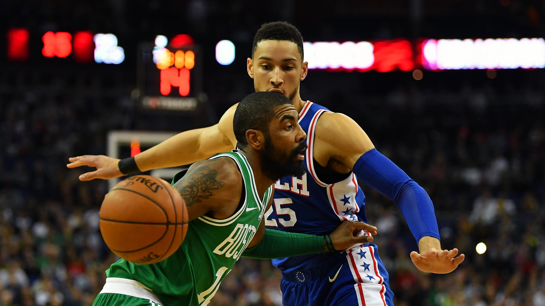 Irving intenta entrar a canasta ante la defensa de Ben Simmons Irving intenta entrar a canasta ante la defensa de Ben Simmons