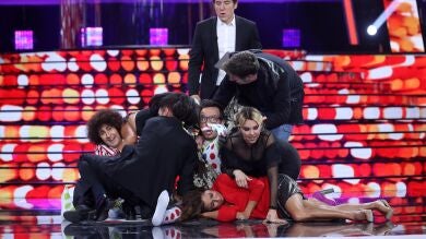 Los concursantes y miembros del jurado de ‘Tu cara me suena’ se abalanzan sobre Àngel Llàcer
