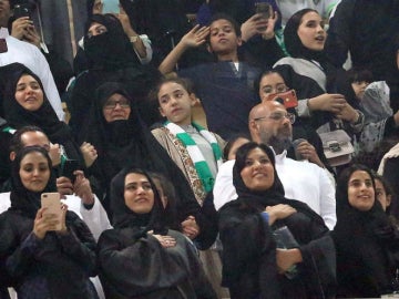 Mujeres presenciando por primera vez un partido en Arabia Saudí